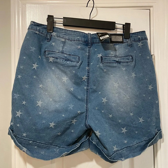 NWT Earl Jeans Soft Stretch Denim Star Print Roll Cuff Denim Shorts Size 16 - Picture 5 of 9